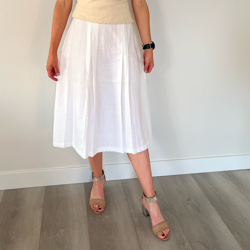 White vintage small 3/4 length skirt